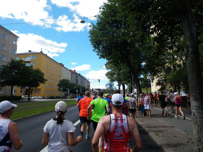 スタートしました。<br />歩道や車道を走ります。<br />応援者とランナーが混ざっていたりして、<br />結構ざっくばらんという感じ。