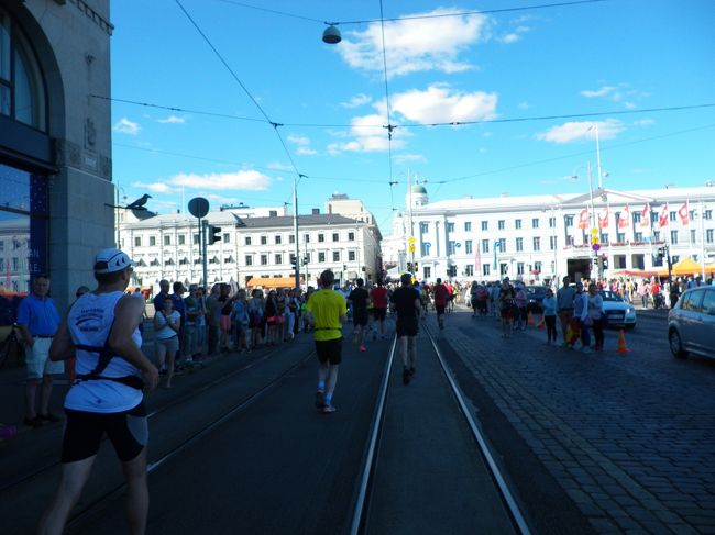 エテラ港のマーケット広場の近く。<br />マーケットは普段から大勢の人たちがいるところ。<br />そのため、コースを取り囲むように<br />たくさんの人たちが応援してくれるヨ。<br />