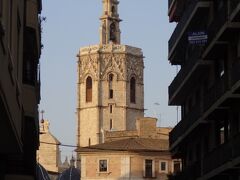 まずはカテドラル、南西角に建つ八角形のミゲルテの塔に上がれば、バレンシア市街を一望出来るよう。
