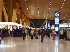 翌朝昆明を出発するフライトは7時半。上海経由関空行きの中国東方航空MU747便。上海までは国内線として取り扱われるが、我々は関空まで搭乗するので、国際線のチェックインカウンターを利用する。
その為ホテルを早朝の5時半にホテルのトランスファーを出発した。早朝出発の宿泊客がとても多く、ハイエースのような車は満席状態だった。
昆明長水国際空港は早朝だと言うのにすごい数の利用客だ。

上海までは国内線仕様となるので、関空までのフライトの場合チェックインカウンターは国際線ではあるが、搭乗は国内線からとなる。