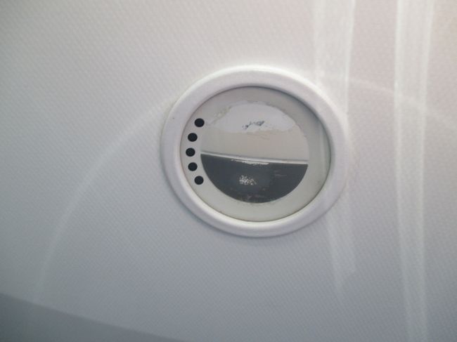 窓の下にボタンが・・・。最初、何かわからなかったよ〜。これをポチっと押すと・・・。