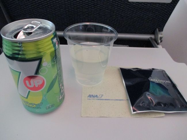 まずは、ドリンクの提供。ｓｕｋｅｃｏはＡＮＡオリジナルの「香るかぼす」。なかなかおいしかった。ｓｕｋｅｃｏ夫は「７ＵＰ」です。缶でもらうと飲み切るのが大変・・・。