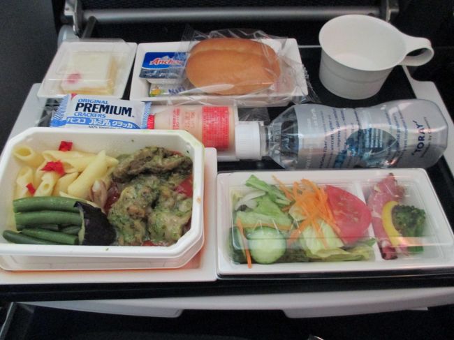 「バジル風味のローストチキン」。ｓｕｋｅｃｏ夫もおいしいと言っていたな！。日本の航空会社は機内食が良いのがうれしい〜。