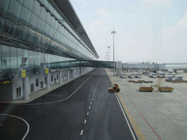 あっという間にハノイの「ノイバイ空港」に到着！。きれいな空港です。羽田に似た感じがする〜。
