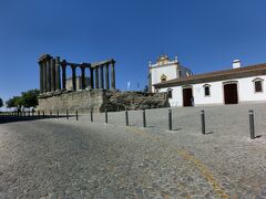 カテドラルのすぐ近くには、ローマ神殿がその姿を留めています。