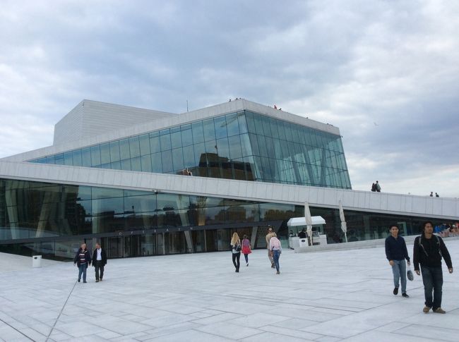 オスロセントラル駅の横にある<br />国立オペラ&amp;バレエ劇場<br />近代的な建物。