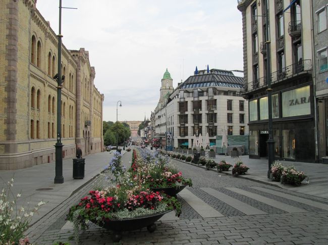朝食までカール・ヨハン通りの先にある王宮へ