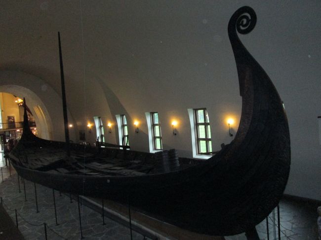 アーケルブリッジからフェリーに乗ってヴァイキング船博物館へ<br />触ったらボロッと壊れそう。