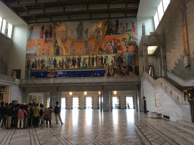 平和センターから徒歩でオスロ市庁舎<br />オバマさんはここでノーベル平和賞を受賞されました。<br />ここへ来るまで知らなかった。<br />