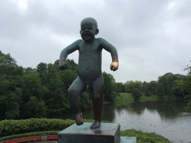 トラムでヴィーゲラン公園へ<br />あの有名なおこりんぼくん、左手はみんなが触るからピカピカに