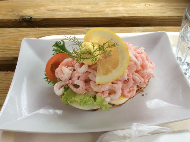 園内のオスロ私立博物館のカフェでお昼。<br />小エビのオープンサンドNOK119(￥1834)<br />持参した麦茶と共に。<br />薄味で美味しかったお腹いっぱい。wi-hi使えるってことでパスワード教えてもらったけど繋がらず残念ね。