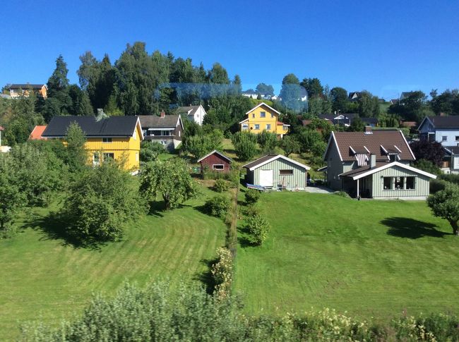 とそんな事もあったけど車中から見る景色は素晴らしい。ルンルンで電車の旅を一人楽しんでます。<br />COMFORTは飲み物が自由に飲めるって事です。コーヒー、ラテ、ココア<br /><br />ロゴのような家が本当にかわいい。
