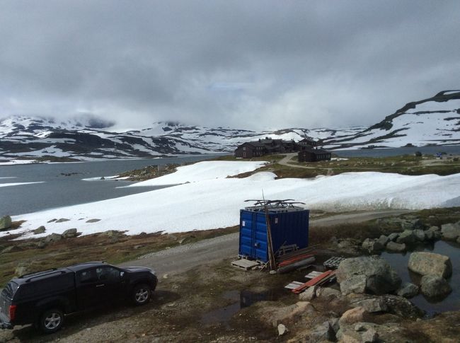雪がこんなに残ってる。<br />ベルゲン鉄道でオスロ〜ミュールダール