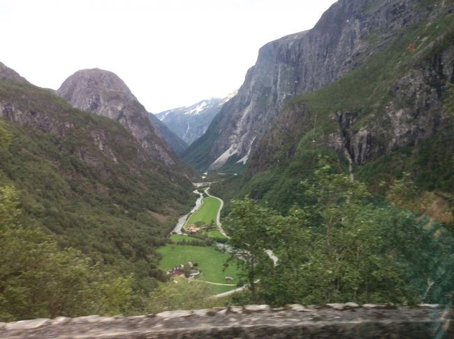 グトヴァンゲル着<br />バスに乗り換えグトヴァンゲルからのヴォスに向かう途中の眺め。<br />本当に美しい