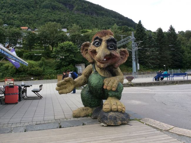 ヴォス着<br />ヴォス駅の横に妖精のトロル。<br />ってほんまに妖精なん？君は