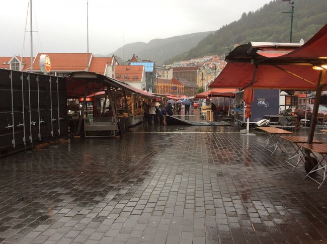 夜9時過ぎベルゲン駅到着<br />外はまだ明るく時間の概念狂ってる。<br />ホテルチェックイン後そのまま就寝。 <br /><br />翌朝バスの時間まで散策。<br />ベルゲンフィッシュマーケット<br />ただいま準備中。<br />ってベルゲンはよく雨が降る？