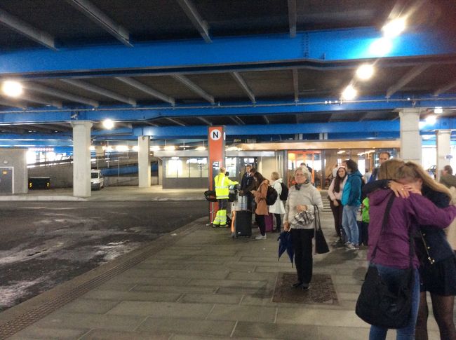 ベルゲンのバスターミナル<br />ベルゲン駅隣のショッピングモールを抜けると大きなバスターミナルが有ります。<br />ここNの乗り場からスタヴァンゲル行きが出ます。<br />2社あって行きはNettbuss Ekspress AS濃い紫色のバスNOK529(\8157)<br />帰りはTide Buss AS白いバスNOK570(\8874)でこちらの方がお高いですが便数は多いです。<br />時刻表<br />http://www.nor-way.no/getfile.php/Filer/PDF-Rutetabeller/400.pdf<br /><br />空港行きのバスもここから出ます。