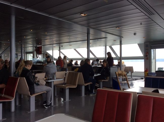 フェリーの様子<br />行きは静かだったけど、帰りのフェリーは中国人ツアーと一緒になり一気に騒々しかった。<br />なんであんなに元気なん中国の方たちは？