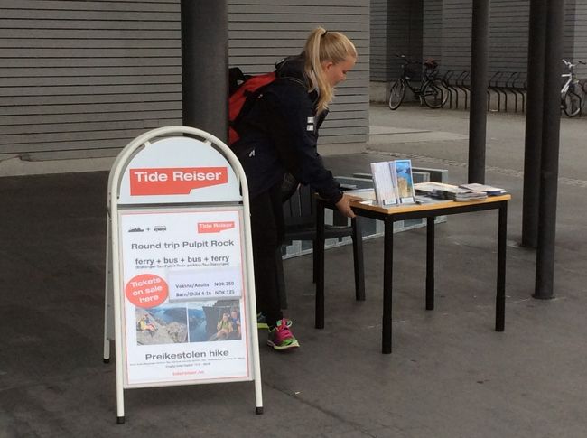 翌朝<br />入り口でチケット売ってます。<br />フェリー＋バス〜バス＋フェリー往復NOK250(￥3876)<br />知らなかったけどバス会社が決まってるようでどのバスにも乗れるわけでは有りませんでした。<br />フェリー20分<br />バス40分