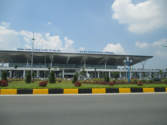 タクシーに乗って、「ヒルトンハノイオペラ」へ向かいます。タクシーに乗る前に空港で事件が・・・。ＡＴＭでお金をおろしたら、大きなドンばかりで・・・。なので、カフェでジュースを買って小さなお金にしようと。３００００ドンのジュースを５０００００ドンで買い、お釣りをもらったら・・・。本当は４７００００ドンのお釣りなのに、３５００００ドンしかな〜い！。お札の数字が大きすぎで、始めは気づいていなかったけど、徐々にあれ？あれ？ってことに。すぐに、お店に戻って、担当してくれたスタッフに「お釣りがおかしいよ〜」って伝えたら、即、素直に返してくれたの。わざとだったのか、本気で間違えたのか？？？。ま、すぐに返してくれたからＯＫかな！。