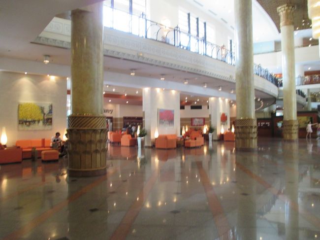 「ヒルトンハノイオペラ」に到着。ロビーが広いなぁ〜（写真がボケちゃってますが・・・）。ちなみに、空港からタクシーでここまでチップ込みで４０００００ドン。いきなり、ベトナムらしい交通の混雑に遭遇して、冷や冷やでした・・・。今回は、「エグゼクティブルーム」の予約だったので、７階のラウンジフロアでチェックイン。英語でのチェックインでしたが、問題なくすぐにお部屋へ。