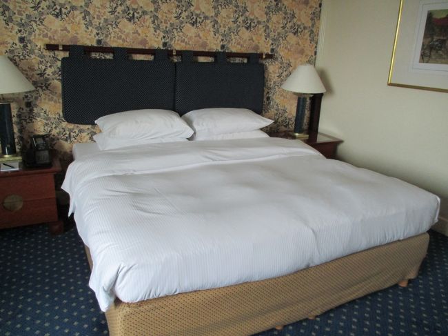 では、お部屋紹介から。キングベッドルームです。客室は広く、清潔です。