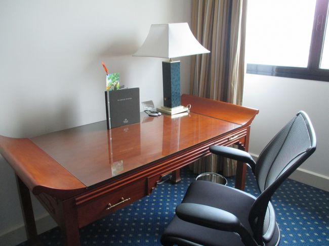 広々したデスク。