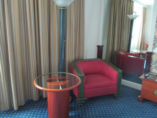 一人用のチェア。ソファだったらよかったなぁ〜。