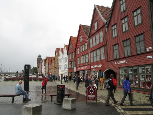 で、翌日ベルゲンへ戻り散策。<br />又しても雨、一日中降り続ける事は無いけれどよく降ります。<br />世界遺産ブリッゲン地区