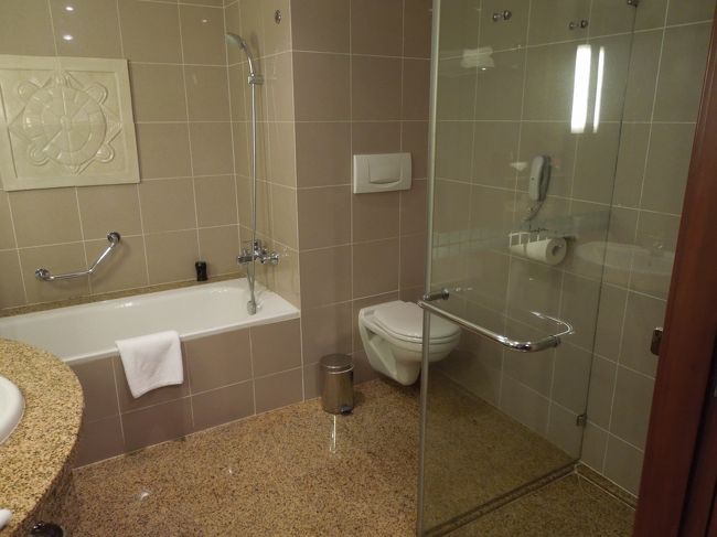 バスルーム。バスタブがあるのはうれしい〜。シャワールームも別にある〜。若干排水が悪かったけど、気にならない程度だったからＯＫです。