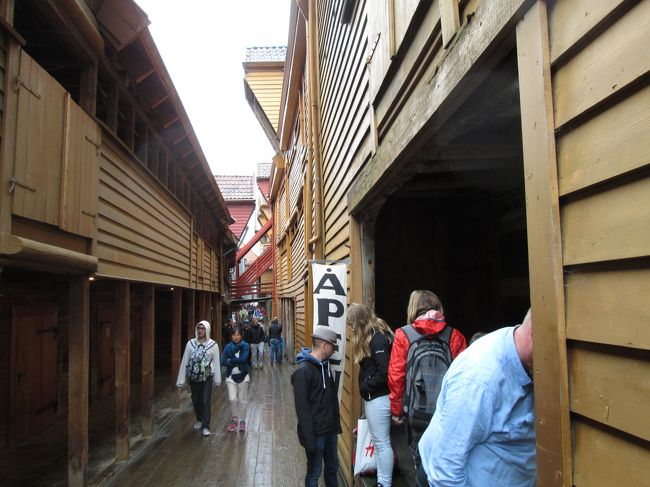 古い建物はお土産やさんになってます。