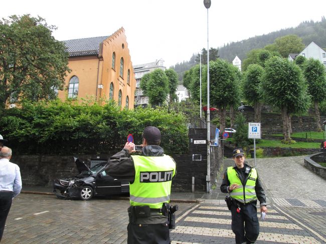 あらー観光バスと事故ってました。<br />おまわりさんかっこいい！<br /><br />こんなハプニングにも遭遇。