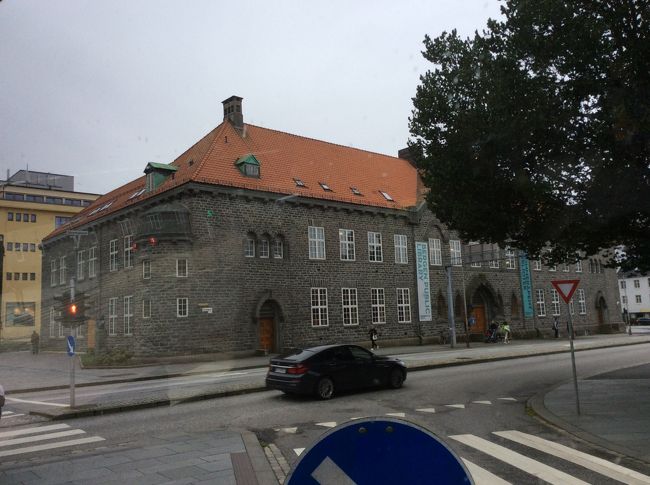 11:30の飛行機で帰ります。<br />エアポートバスは市内の何ヶ所かに止まります。<br />NOK90(\1413)所有時間40分<br /><br /><br />ベルゲン駅の隣の建物。<br />ベルゲン駅撮り忘れたので、似たような建物です。