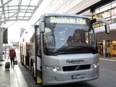 ３，４０分でストックホルム中央駅に到着。
バスは一旦荷物を預けると楽ですね。車窓からストックホルムの街を眺めながら到着。午後9時を回っていますが、まだまだ明るいです。さすが北欧！
