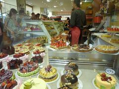サンジェルマン・デ・プレ地区に向かい「ジェラール・ミュロ」で一休み。
可愛いケーキがいっぱいで迷ってしまいます。。