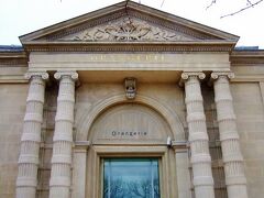 オランジュリー美術館　Musee de l’Orangerie

入場は、
左側の一般用、右側のパス類保持者用と
交互に１０人くらいづつ入れていたと思います。