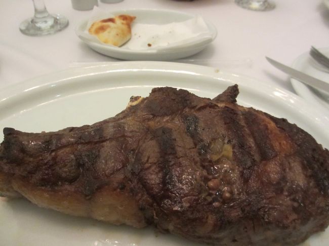 リブアイステーキ<br />　軽く５００グラムは超えてた<br /><br />向こうのパスティシュの皿が小さく見える