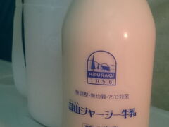 キャンプ場近所の蒜山ジャージーランドで買いました。濃厚でおいしさを感じる牛乳でした。