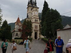 教会の前に木の十字架が立っているのが、正教の教会の印だそう。

街の人や観光で訪れた人が教会から出てきます。