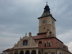 スファトゥルイ広場の旧市庁舎には、ブラショフ県の紋章（木の根っ子に王冠）が描かれています。