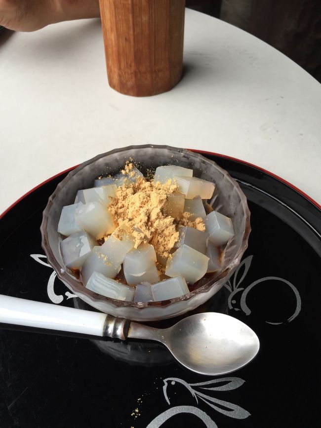 恐る恐る食べたらね、黒蜜が美味しいんですよ〜<br />その後はもう、スプーンが止まらない<br />おいしいおいしいって言いながら、あっという間に完食して、自宅用に黒蜜のところてんも買っちゃいました<br />