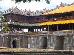 阮王朝の王宮の門。
一番左の門は、象の入口。王宮を守る象が９０頭以上いたんだそうだ。
