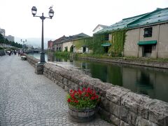 さて、ここもやってこなくちゃね。というわけで、小樽運河へやって来ました。

うーん、ここもアジア系の方たちがいっぱい。でもそんなにマナー悪いわけではなかったのでよかったです。

運河の横をのんびり散策。