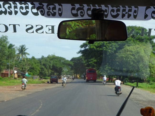 今日は良い天気<br />バンは快調に走ります<br />プノンペン迄は約4時間のドライブ<br />この車も無料WIFI完備