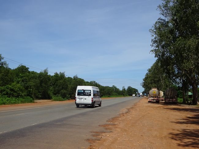 バンは再び青空の下走り始めます