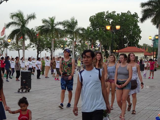 そしてカンボジア最後の一日を川沿いの散策で<br />締めくくり