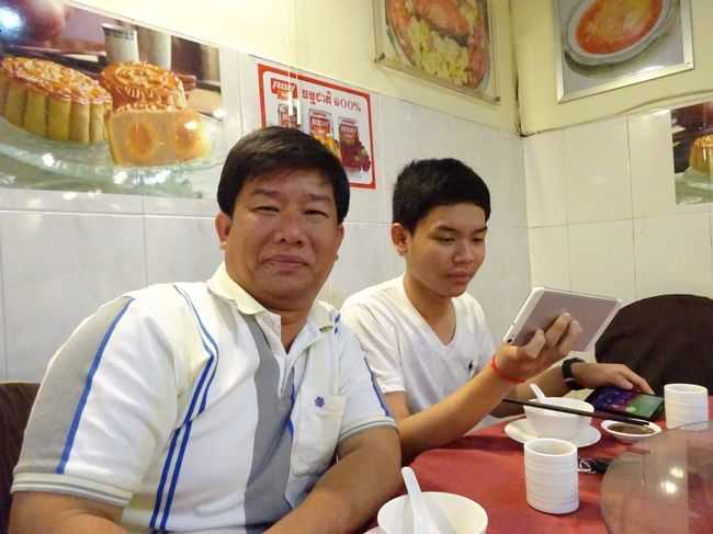 夜はシェムリアップからわざわざ見送りに<br />来てくれたキムタクの家族と再会