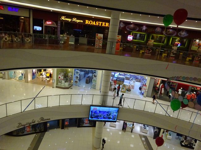 食後は新しくオープンしたイオン・プノンペン店へ<br />何だか大き過ぎてカンボジアには似合わない？