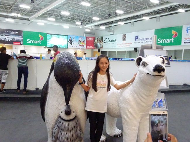 アイススケート場の前で娘さんの<br />記念撮影をして