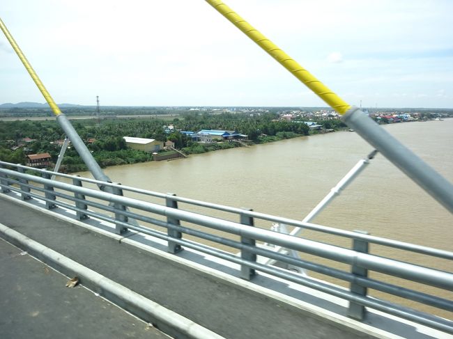 この橋日本の援助で架けられ<br />最近開通したばかり